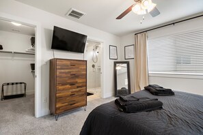 3 bedrooms, iron/ironing board, WiFi, bed sheets - Charming 3-bedroom Townhome conveniently located in Georgetown (Georgetown)