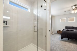 Regadera, secadora de cabello, bidet, toallas 