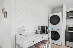 Deluxe-Apartment | Essbereich im Zimmer