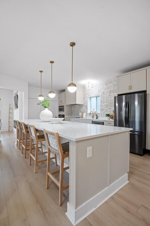 Micro-ondes, plaque de cuisson, lave-vaisselle