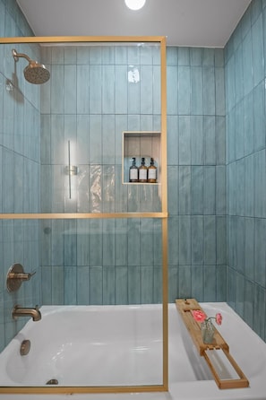 Shower, hair dryer, towels, soap - Modern + Comfort Home Close to Chattanooga (Rossville)