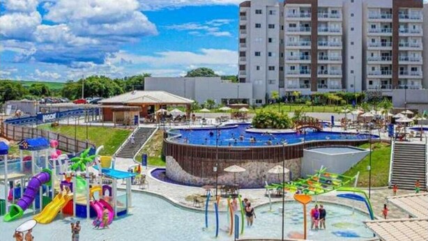 A hotel with a swimming pool, water slides, and a parking area. - APARTMENT IN CALDAS NOVAS/LAGOA ECO TOWER RESORT... (Setor Lagoa Quente Caldas Novas)