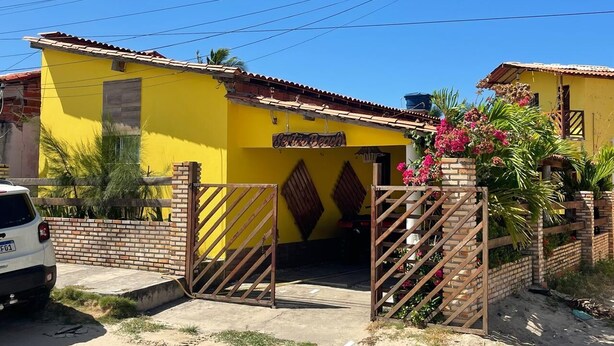 A yellow building with a sign reading "Sevilla Beach". - Cozy house in Tutoia-Ma, close to everything, beaches, kite surfing, dunes. (Tutóia)