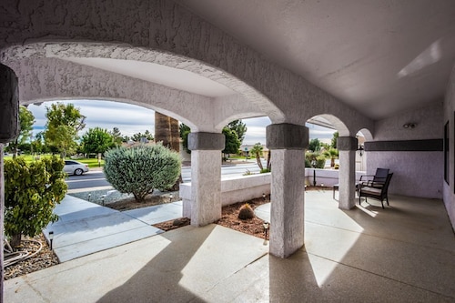 Relaxing Sun City West Stay 55+ Community