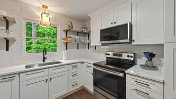 Een microgolfoven, een oven, een kookplaat, een vaatwasser