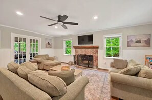 TV, fireplace - Red Roof Cottage on Lake Lanier (Dawsonville)