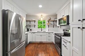 Microwave, oven, stovetop, dishwasher - Red Roof Cottage on Lake Lanier (Dawsonville)