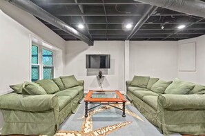 TV, fireplace