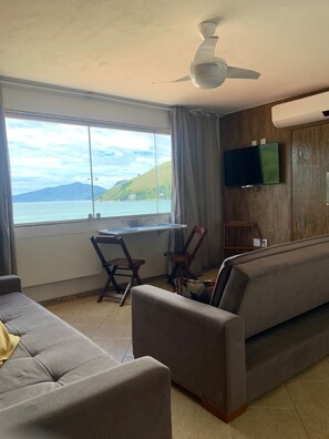 Smart TV - FLAT NA AREIA DA PRAIA DE GARATUCAIA - VISTA MAR (Angra dos Reis)