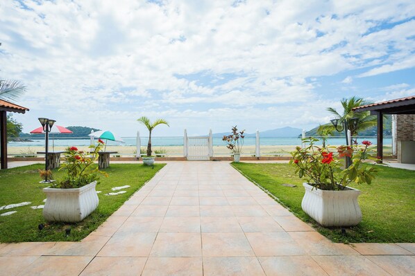 Terrace/patio - FLAT NA AREIA DA PRAIA DE GARATUCAIA - VISTA MAR (Angra dos Reis)