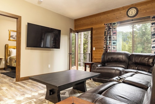 Inviting 3-Bedroom Retreat with Mountain Views – Minutes from Yellowstone’s Northeast Entrance