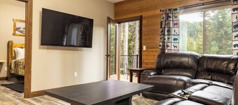 Inviting 3-Bedroom Retreat with Mountain Views – Minutes from Yellowstone’s Northeast Entrance