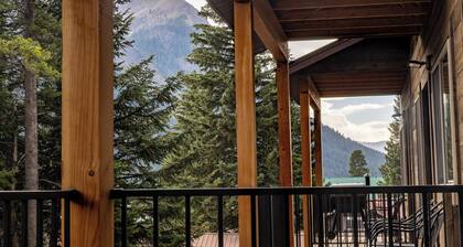 Inviting 3-Bedroom Retreat with Mountain Views – Minutes from Yellowstone’s Northeast Entrance
