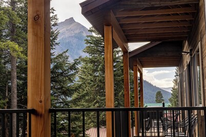 Inviting 3-Bedroom Retreat with Mountain Views – Minutes from Yellowstone’s Northeast Entrance