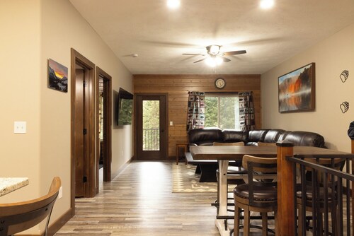 Inviting 3-Bedroom Retreat with Mountain Views – Minutes from Yellowstone’s Northeast Entrance