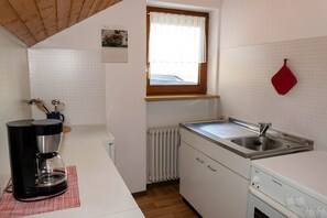 Fridge, oven, stovetop, coffee/tea maker