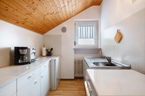 Réfrigérateur, four, plaque de cuisson, cafetière/bouilloire