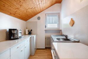 Køleskab, ovn, kogeplade, kaffe-/temaskine