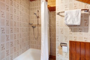 Douche, sĂšche-cheveux, serviettes fournies