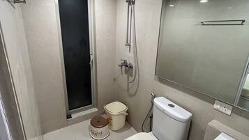 Shower, towels, soap, toilet paper