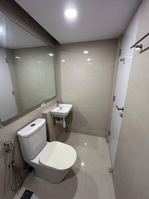 Dusche, Handtücher, Seife, Toilettenpapier