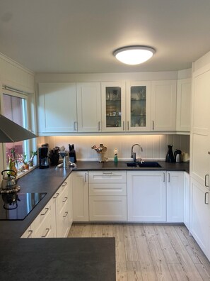 Een oven, een vaatwasser