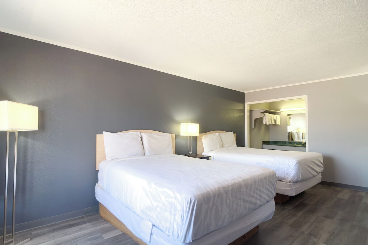 Chambre, 1 grand lit, non-fumeurs | Coffres-forts dans les chambres, Wi-Fi gratuit, draps fournis