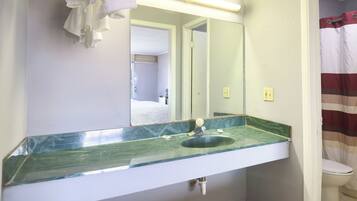 Room, 1 Queen Bed, Non Smoking | Bathroom