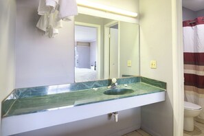 Room, 1 Katil Ratu (Queen), Non Smoking | Bilik Mandi | Pancuran mandi, kelengkapan dandanan diri percuma, tuala disediakan 