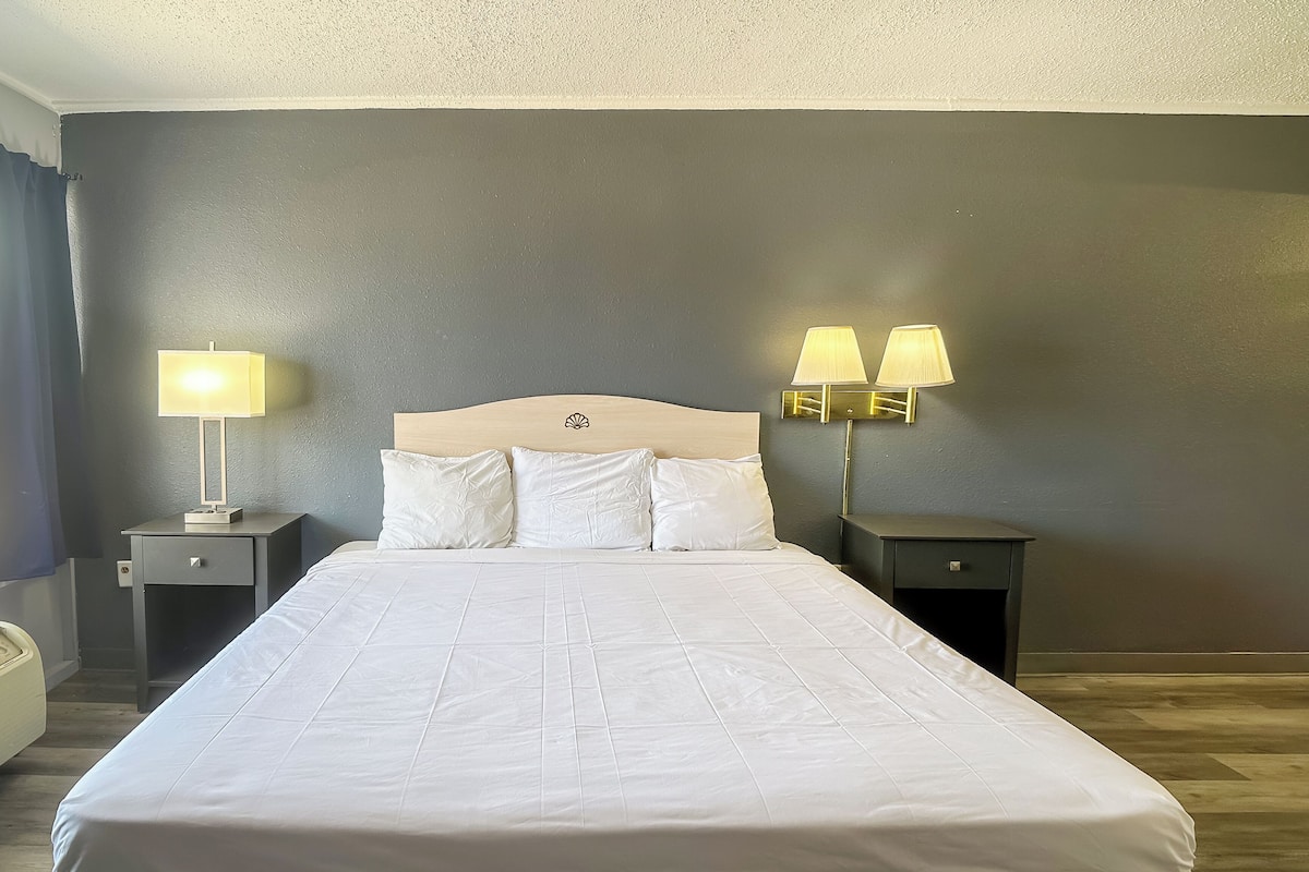 Chambre, 1 grand lit, fumeurs | Coffres-forts dans les chambres, Wi-Fi gratuit, draps fournis