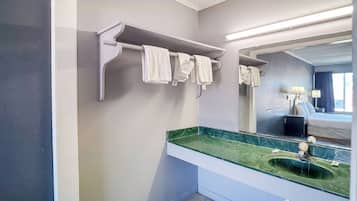 Habitación, 1 cama de matrimonio, fumadores | Baño | Ducha, artículos de higiene personal gratuitos y toallas