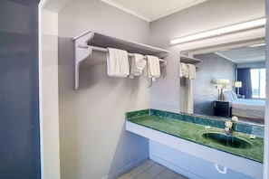 Chambre, 1 grand lit, fumeurs | Salle de bain | Douche, articles de toilette gratuits, serviettes fournies