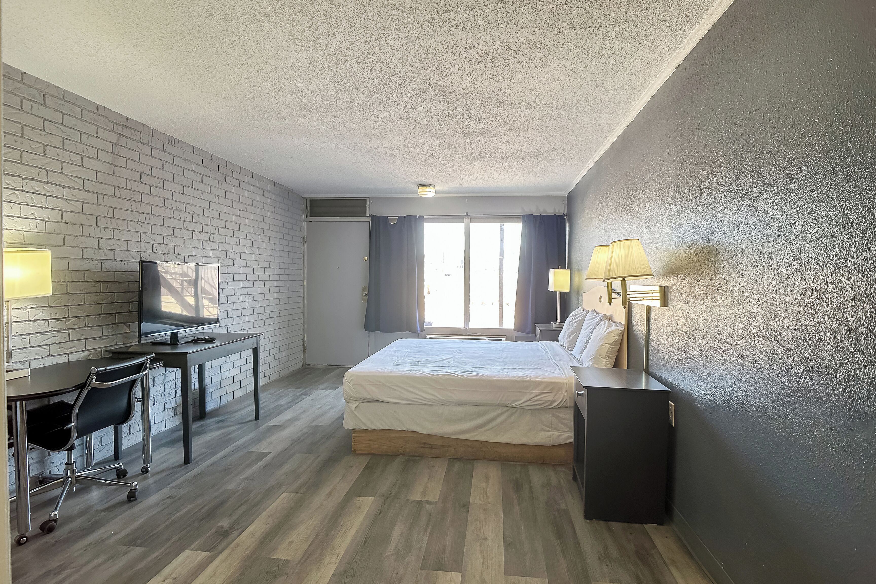 Room, 1 Queen Bed, Smoking | In-room safe, free WiFi, bed sheets