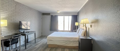 Room, 1 Queen Bed, Smoking | In-room safe, free WiFi, bed sheets