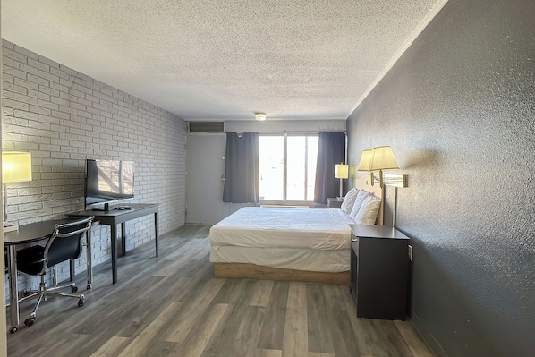 Huone, 1 keskisuuri parisänky, tupakointi sallittu | Tallelokero huoneessa, ilmainen Wi-Fi, vuodevaatteet