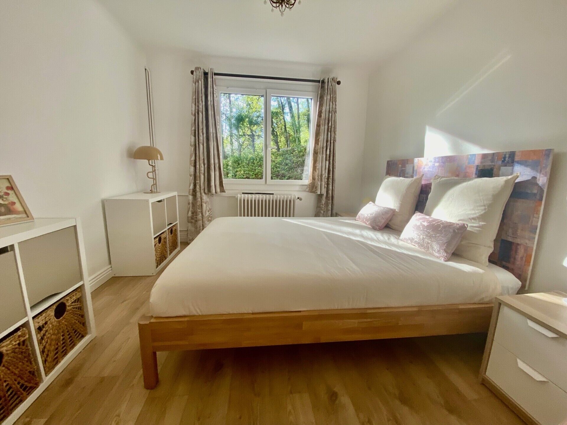 4 bedrooms, iron/ironing board, internet, bed sheets