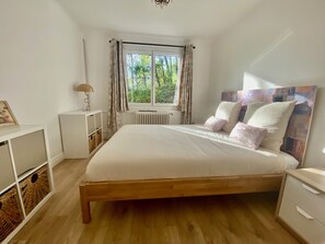 4 bedrooms, iron/ironing board, Internet, bed sheets