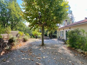 Terrace/patio - Family villa - Breathtaking view of the vineyards - private, fenced pool. (Entrecasteaux)