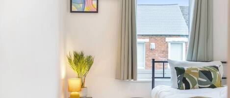 4 bedrooms, iron/ironing board, WiFi