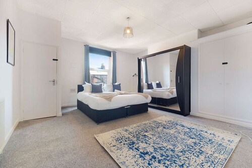 Large Spacious Home|Parking|8 bedrooms|sleeps 14