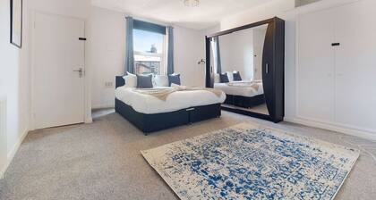 Large Spacious Home|Parking|8 bedrooms|sleeps 14