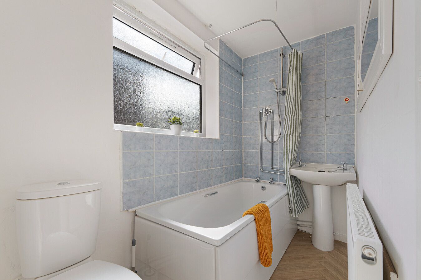 Secador de pelo y toallas