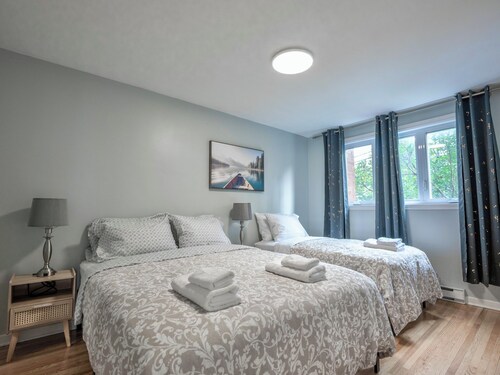 3BR 6Beds 5min Walk distance to Metro, Free Parking, next to Place Bell AC