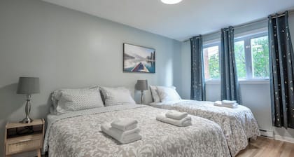 3BR 6Beds 5min Walk distance to Metro, Free Parking, next to Place Bell AC