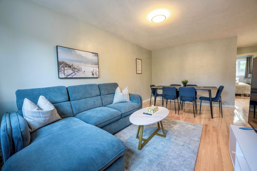 3br 6beds 5min Walk Distance To Metro, Free Parking, Next To Place Bell Ac - Pointe-Claire