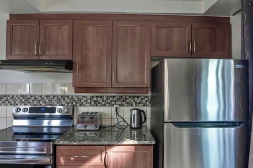 3BR 6Beds 5min Walk distance to Metro, Free Parking, next to Place Bell AC