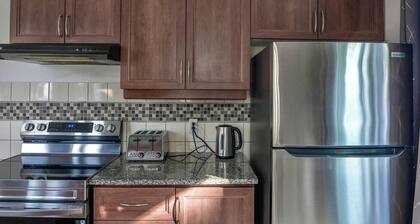 3BR 6Beds 5min Walk distance to Metro, Free Parking, next to Place Bell AC