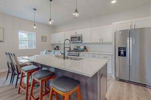 冷蔵庫、電子レンジ、オーブン、コンロ