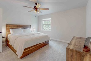 4 bedrooms, iron/ironing board, Internet, bed sheets - Modern Northwoods Townhouse near lakes, trails & town‚Äîperfect for adventures! (Eagle River)