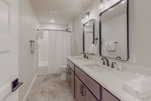 Hair dryer, towels - Modern Northwoods Townhouse near lakes, trails & town‚Äîperfect for adventures! (Eagle River)